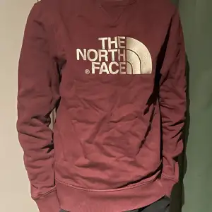Vinröd the north face tröja som är i bra skick