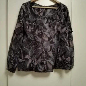 Sval Vintage Blus L  - Mönstrad blus Vintage  Flowy lätt och tunn Storlek: Large 