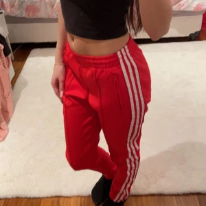 150kr Storlek XS - Röda adidas byxor. Köpta i London, aldrig använts förut. Funkar perfekt för både killar och tjejer. 