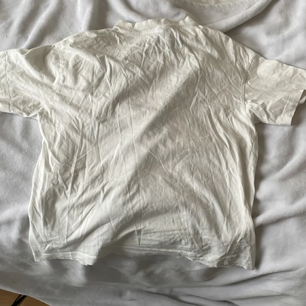 Jätttefin tröja med tryck av whitney huston från h&m! Står storlek xs men den är ganska ocersizded så passar nog några storlekar större ☺️. T-shirts.