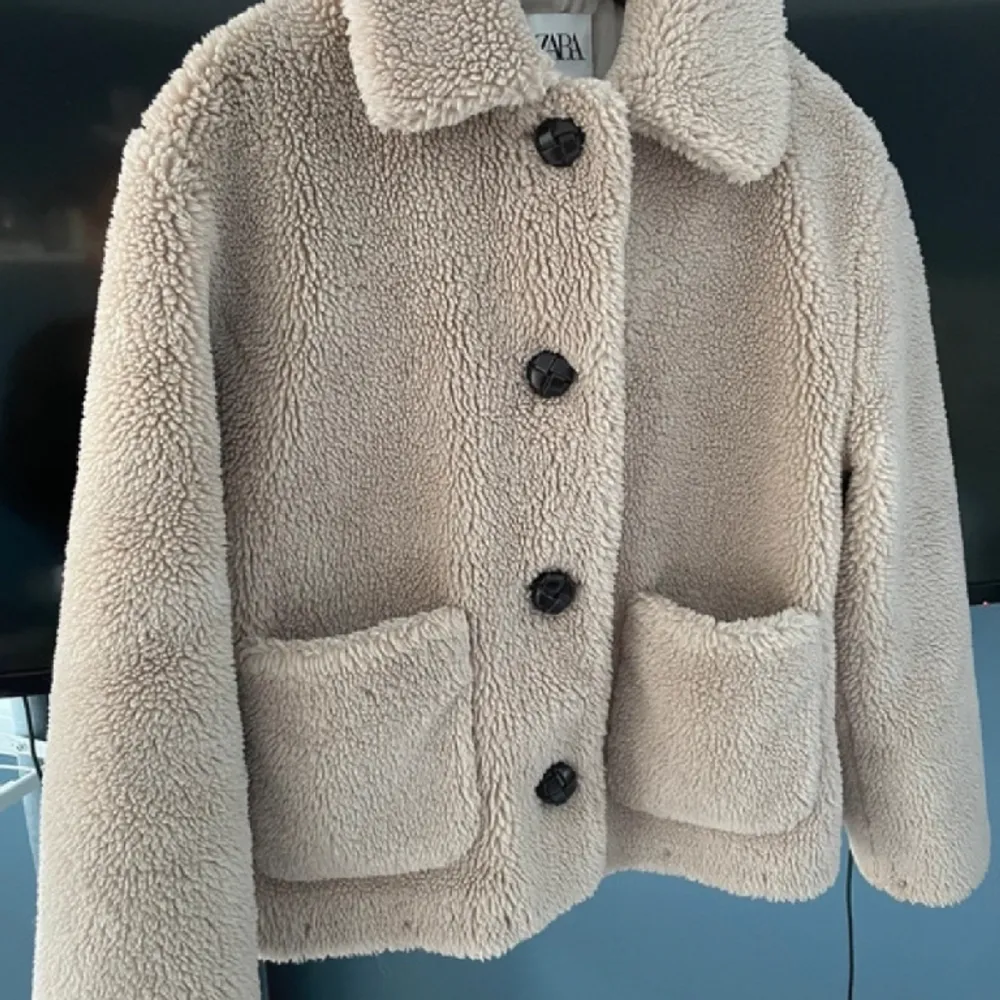 En beige teddyjacka frĂ„n zara i storlek Sđđköparen stĂ„r för frakt . Takit.