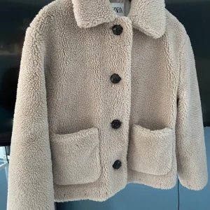 Teddyjacka!!! - En beige teddyjacka från zara i storlek S💕💕köparen står för frakt 