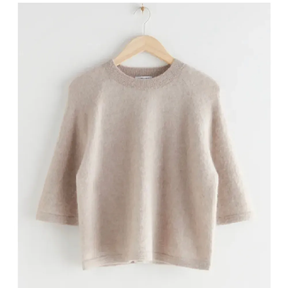 Säljer denna super populära stickade tröjan i alpacka ull i storlek xs men skulle säga att den passar större också endast använd 4 gånger!❤️ny pris 690 och har inga defekter . Stickat.
