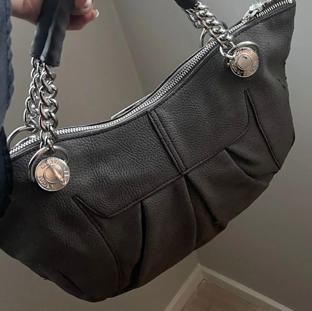 Jättefin grå Calvin Klein handväska med silvriga detaljer. Köpt på Sellpy därav äkthetskontrollerad💘 Bredd: 37cm, djup: 8cm, höjd: 16cm. Varan har använts flitigt och defekter förekommer. (Skriv för fler bilder)💘. Väskor.