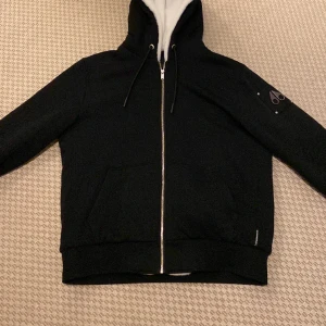 Moose knuckels jacka  - Säljer för att den är lite stor för mig. Storlek xl, 9/10 skick. 