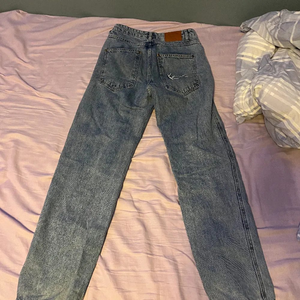 Säljer mina feta baggy jeans i storlek XS Skick 9/10. Säljer eftersom de är inte riktigt mina stil längre. Original pris 839! Dm för mer bilder eller frågor 😎. Jeans & Byxor.