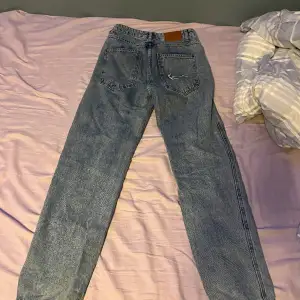 Säljer mina feta baggy jeans i storlek XS Skick 9/10. Säljer eftersom de är inte riktigt mina stil längre. Original pris 839! Dm för mer bilder eller frågor 😎