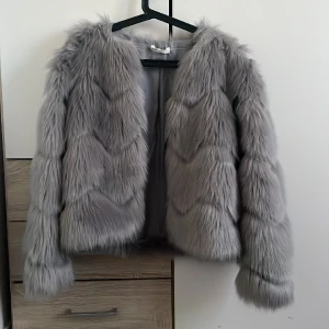 Pälsjacka  - Grå pälsjacka från hm, mer till 13-14 åringar. Är i jätte bra skick och har inga fläckar eller så. Meddela vid intresse💗pris går att diskutera 