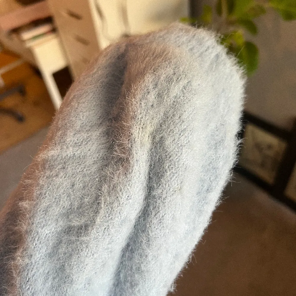 Blå fluffig tröja från Bershka i strl M. Se sista bild för material. Köparen står för frakt ☺️. Tröjor & Koftor.