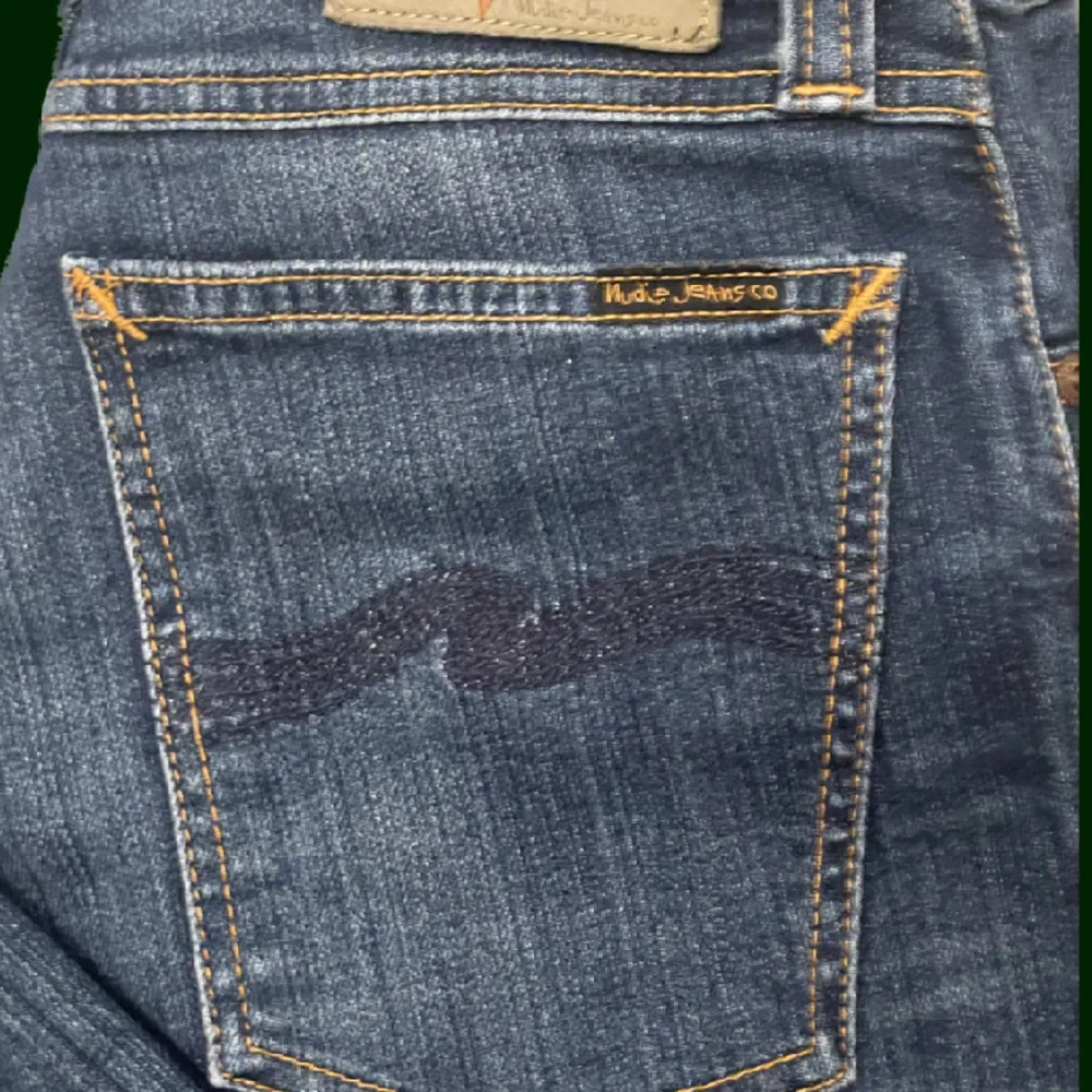 Nudie Slim jeans i felfritt, fint skick med fet wash  Midja 25 och Längd 30  Fraktar överallt samt möts upp i Stockholm vid behov.  Skriv gärna om du har några frågor eller vill ha fler bilder👐. Jeans & Byxor.