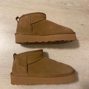 Vinterboots vinterkängor uggs - Beige uggsliknande vinterskor, använt en vecka men insåg sen att det är fel storlek för mig. Perfekt skick, lite svart från strumpor har fastnat i luddet på insidan vid hälen men påverkar inte användning och syns inte utåt. Dm för mer bilder:)