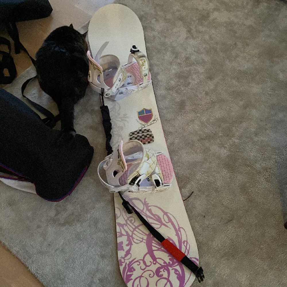 Riktigt fint skick snowboard. 142cm från märket Head. Bindningar ingår.. Övrigt.