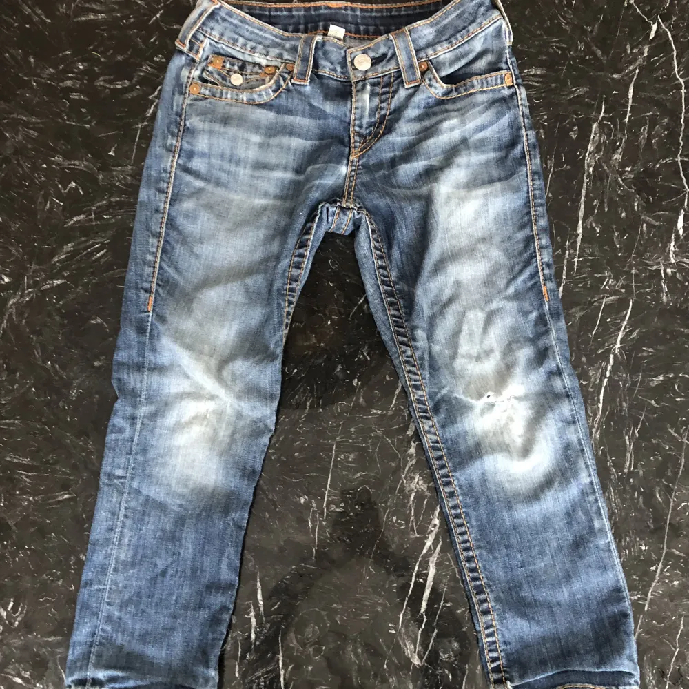 Säljer nu mina gamla true religion jeans då de bara har samlat damm och inte kommer till användning längre. Har inte kvar kvitto eller prislapp och annat tillbehör, de är ganska slitna och har ett hål på vänstra knät. Priset går att diskutera.. Jeans & Byxor.