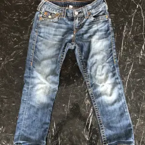Säljer nu mina gamla true religion jeans då de bara har samlat damm och inte kommer till användning längre. Har inte kvar kvitto eller prislapp och annat tillbehör, de är ganska slitna och har ett hål på vänstra knät. Priset går att diskutera.