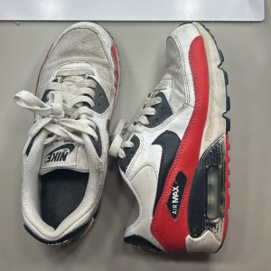 nike air max vit/röda skor - vit/röd nike air max skor ganska använda 