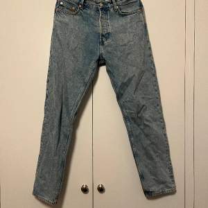 Säljer ett par weekday jeans av modellen barrel, storlek W29/L32. Relativt ljusa, raka ben. Mycket gott skick. Fler bilder kan tillhandahållas vid intresse. Tar emot bud.