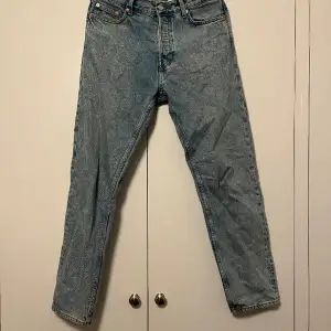 Säljer ett par weekday jeans av modellen barrel, storlek W29/L32. Relativt ljusa, raka ben. Mycket gott skick. Fler bilder kan tillhandahållas vid intresse. Tar emot bud.