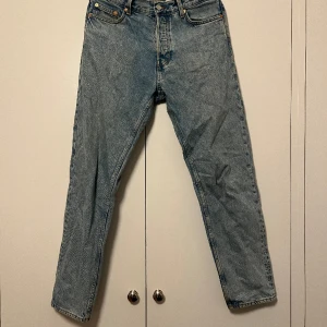 Jeans - Säljer ett par weekday jeans av modellen barrel, storlek W29/L32. Relativt ljusa, raka ben. Mycket gott skick. Fler bilder kan tillhandahållas vid intresse. Tar emot bud.