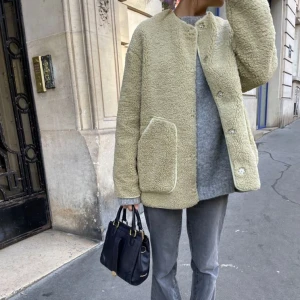 Teddy Jacka - Superfin ljusgrön teddyjacka som knappast är använd. Storlek M men passar S också 💚💚 Lånade bilder!!