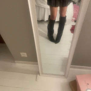 Boots - Storlek 36 dom e lite stora så tror dom passar 37. Älskar värkligen så fina men används inte så ofta. Inga defekter