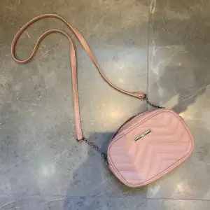Supersöt rosa väska från Glitter! Knappt använd och därför som ny!💞💞