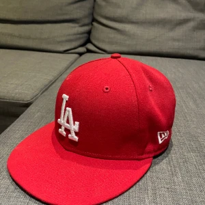 LA keps - Kepsen är i bra skick och har inga defekter.