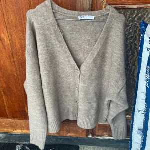 Kofta  - Brun stickad kofta från zara. Aldrig använd. 