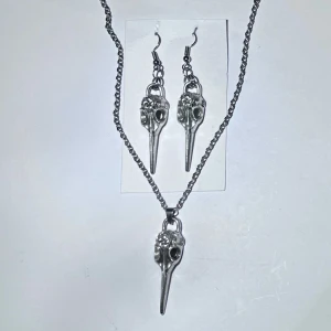 pestläkare spetsig mask örhängen + halsband - ett par örhängen och matchande halsband i fake silver. örhängen är välanvända och är lite gulare än halsbandet, men det syns inte så mycket. 10kr för örhängena och 15kr för halsbandet, eller båda för 20kr! frakt 18kr med swish, eller använd köp nu!