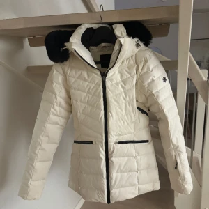 Skidjacka från ahkka - Oanvänd skidjacka från ahkka  Inköpt i december 2023   Nypris 2999