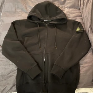 Stone island - Tvättad med en dunjacka därav lite dum på tröjan men går enkelt bort!