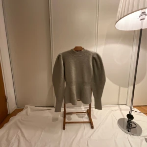 Stickad tröja HM - Storlek 38. Jättefin på. Framhäver midja. Mysig. 