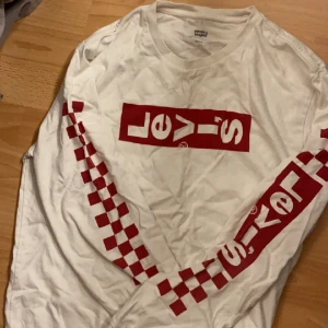 Levi’s tröja - Varan är i bra skick, ser ut som fläckar på bilden men är endast skugga kan ta fler bilder vid intresse! 