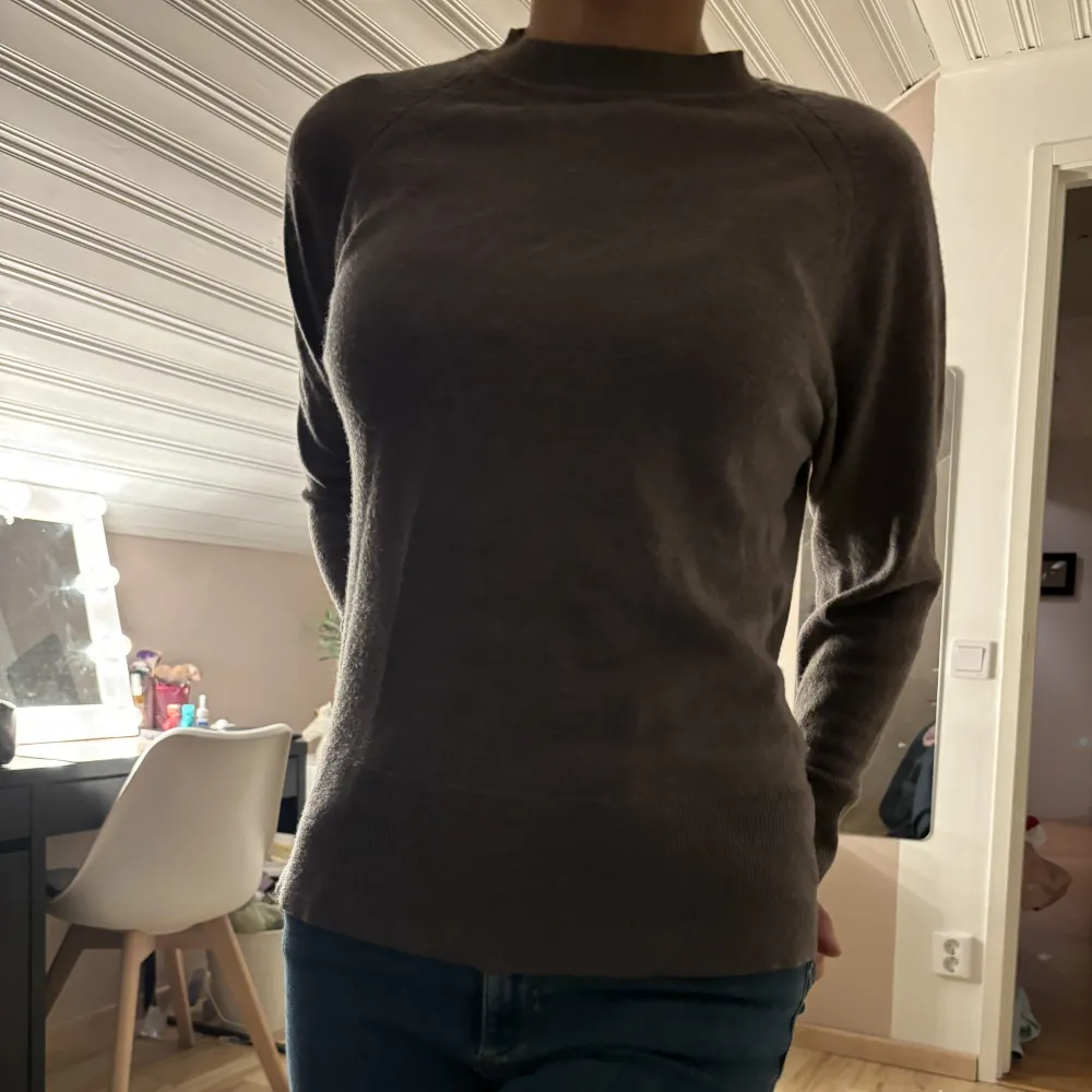 En söt tröja från Cubus i en fin brun färg💕storlek M men sitter som en storlek xs/s. Stickat.