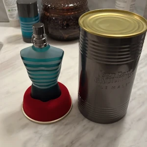 Jean Paul Gaultier  - Tja! Säljer min Jean Paul Gaultier le male (75 ml)  då ja har slutat använda den. Finns ca 75% kvar och den är 6 månader gammal. Kom med bud