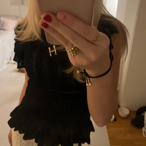 Så fin Zara blus💓 - Säljer min super snygga blus från zara🤍 pris kan diskuteras vid snabb affär🥂den är i storlek S och är svart💓