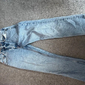 loose fit jeans - Säljer eftersom de tyvärr blivit för små, väldigt ostrechiga och sitter lite tajt bak enligt mig. Typ aldrig använda (köparen står för frakt!)