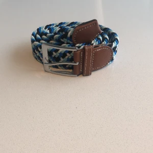 Flätat bälte blå mix - Flätat bälte blå, vit, svart och turkos | stretch och anpassningsbar till alla storlekar | helt nytt aldrig använt | skriv om du har frågor. 