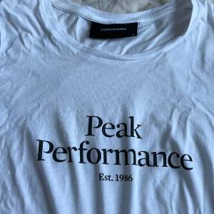 Snygg peak performance t-shirt som knappast är använd. Storlek Xs men passar storlek S också.
