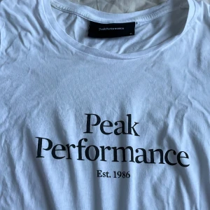 Peak performance t-shirt  - Snygg peak performance t-shirt. Storlek Xs men passar storlek S också. Ett litet hål på tröjan men inte så märkvärdig därav priset. De sista bild. 