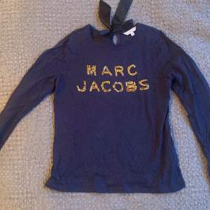Långärmad Marc Jacobs tröja i storlek 12. Tröjan är mörkblå med en svart siden rosett i ryggen. Är i fint skick