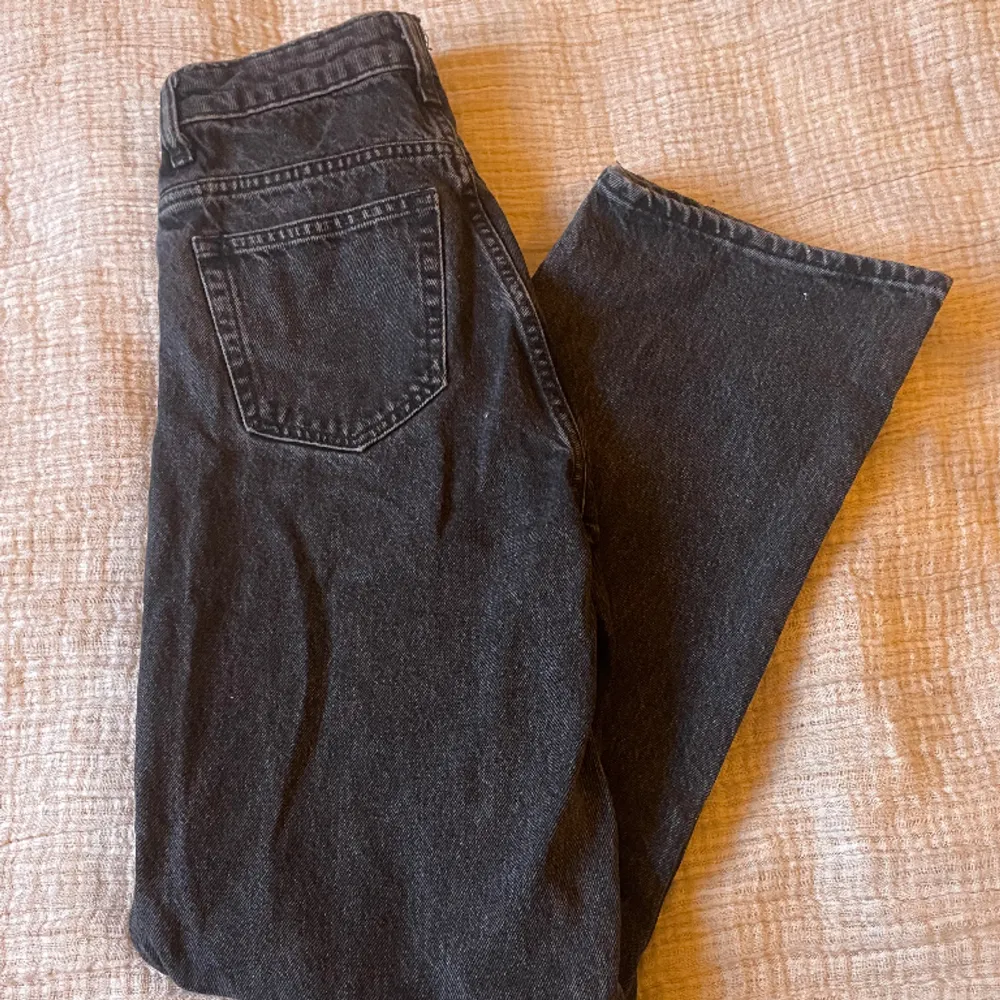 Svarta vida jeans från lager 157 i använt skick! . Jeans & Byxor.