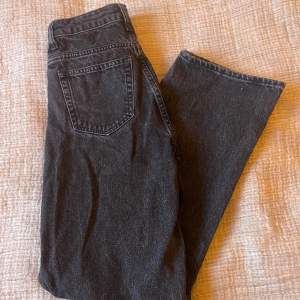 Svarta vida jeans från lager 157 i använt skick! 