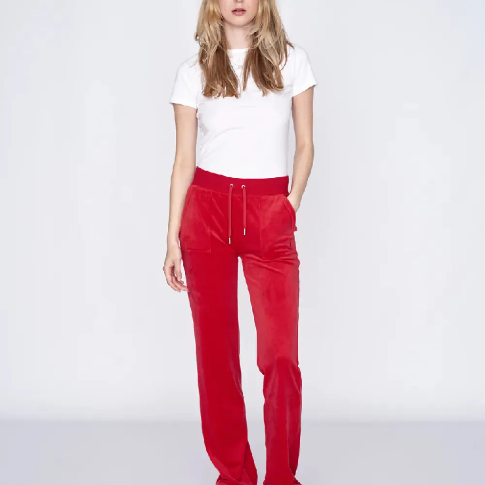 (SÖKER!!!) Röda juicy couture byxor i storlek S eller M för ett rimligt pris! . Jeans & Byxor.