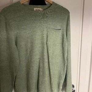 Grön pullover tröja - Säljer nu en grön pullover från brothers i märket East West. Fick i julklapp förra året och aldrig använt. Riktigt skön och snygg tröja! 