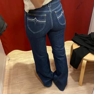 Säljer dessa coola utsvängda jeans. Om för mer bilder/ frågor!