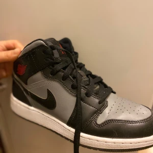 1 Jordan mid shadow red grey  - Knappt använda inte till användning den är i nyskick. Storlek 38.5, autentiska  Köpta för 2,800. 