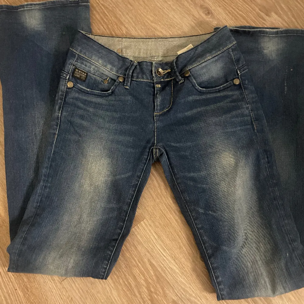 Sjukt snygga lågmidjade bootcut jeans som jag tyvärr har börjat tröttnat på❤️ midjemått: 35 cm  Innerbenslängd:83 cm . Jeans & Byxor.