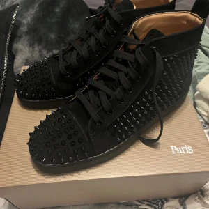 Höga loubs - Hej säljer mina riktigt fräscha loubs. Jag byte med min vän för nån vecka sen dom är använda en gång och tycker dom är riktigt feta men behöver pengarna. Billigast på marknaden skriv vid frågor osv