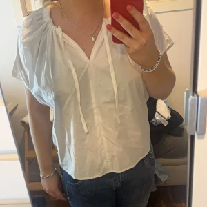 Vit blus  - Vit blus från Wera, helt oanvänd med prislapp kvar. Strlk 36