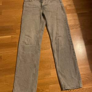 Low straight jeans från gina! Nästan helt nya bara använt några gånger. Storlek 34, inte så pass små i storlekarna. Skriv privat om du är intresserad!